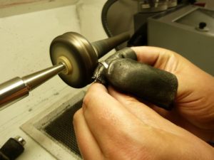 Hobbygoldschmiede – Der Kreativ-Kurs, 4, Eheringe, Trauringe selber schmieden, Sachsen, 585 Rotgold Graugold Steckloetring poliert und Hammerschlag quer1 Brillant11, Eheringe, Trauringe selber schmieden, Sachsen, 4