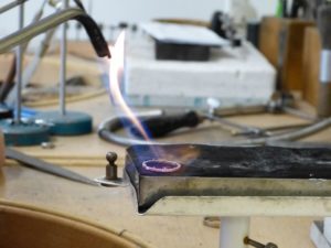 Hobbygoldschmiede – Der Kreativ-Kurs, 8, Eheringe, Trauringe selber schmieden, Sachsen, Graugold und Rotgold mattiert Herz Fuge Kirchner Zinke 2 6, Eheringe, Trauringe selber schmieden, Sachsen, 8