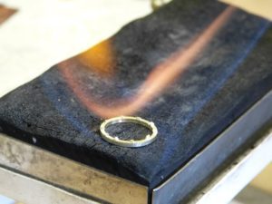 Hobbygoldschmiede – Der Kreativ-Kurs, 5, Eheringe, Trauringe selber schmieden, Sachsen, Trauringe selber schmieden 585 Graugold Gelbgold Hammerschlag v Homilius Schulze 1 5, Eheringe, Trauringe selber schmieden, Sachsen, 5